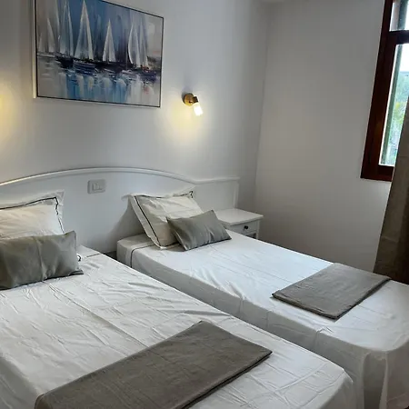 - Sleeps 2 3 - Terrace - Pool - Διαμέρισμα
